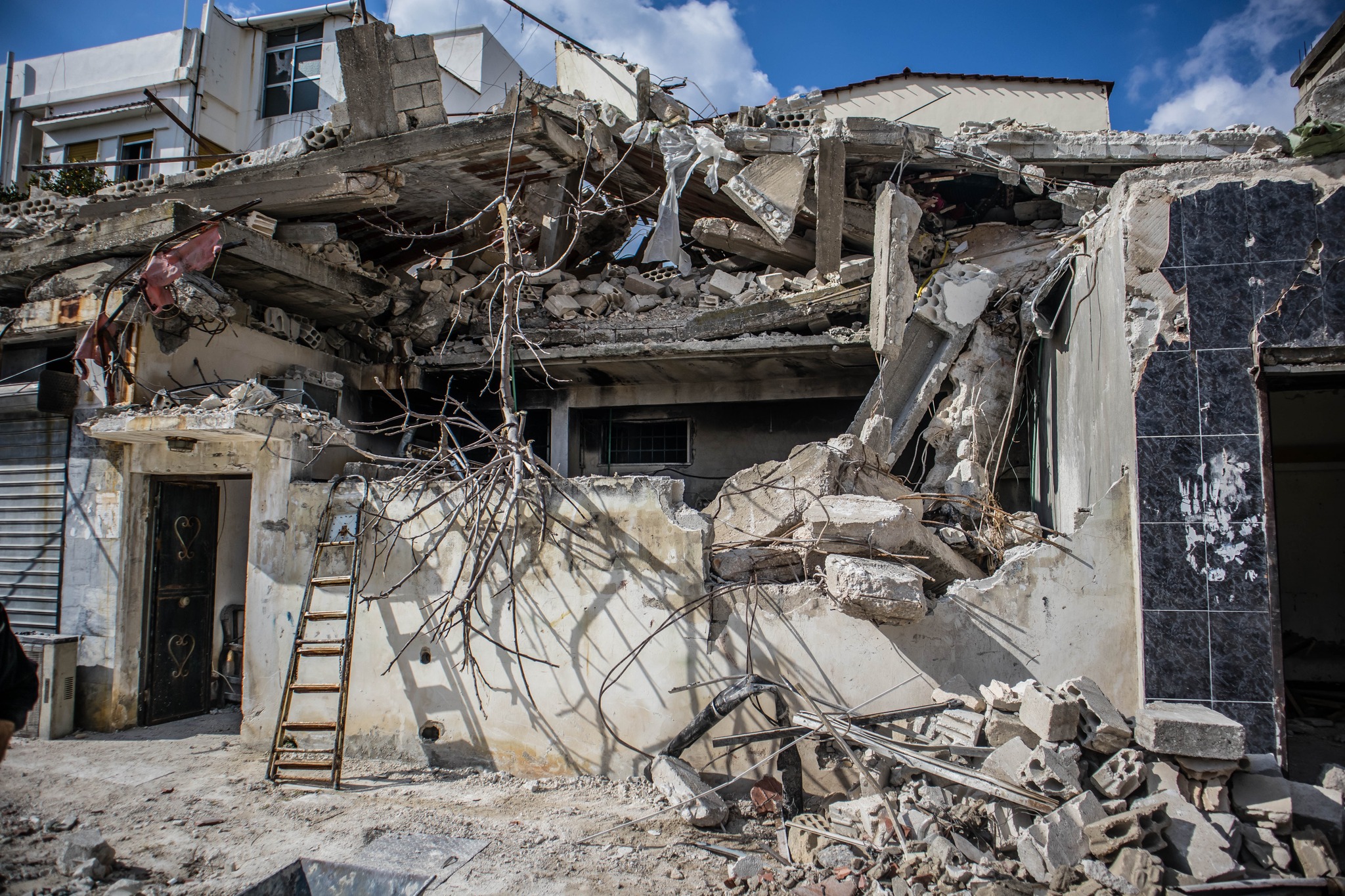 أثناء توزيع تبرعاتكم العينية في منطقة الحفة